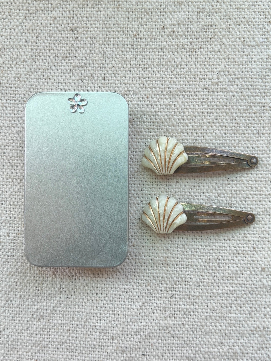 Vintage Seashell Hair Clip Set In Creamy White