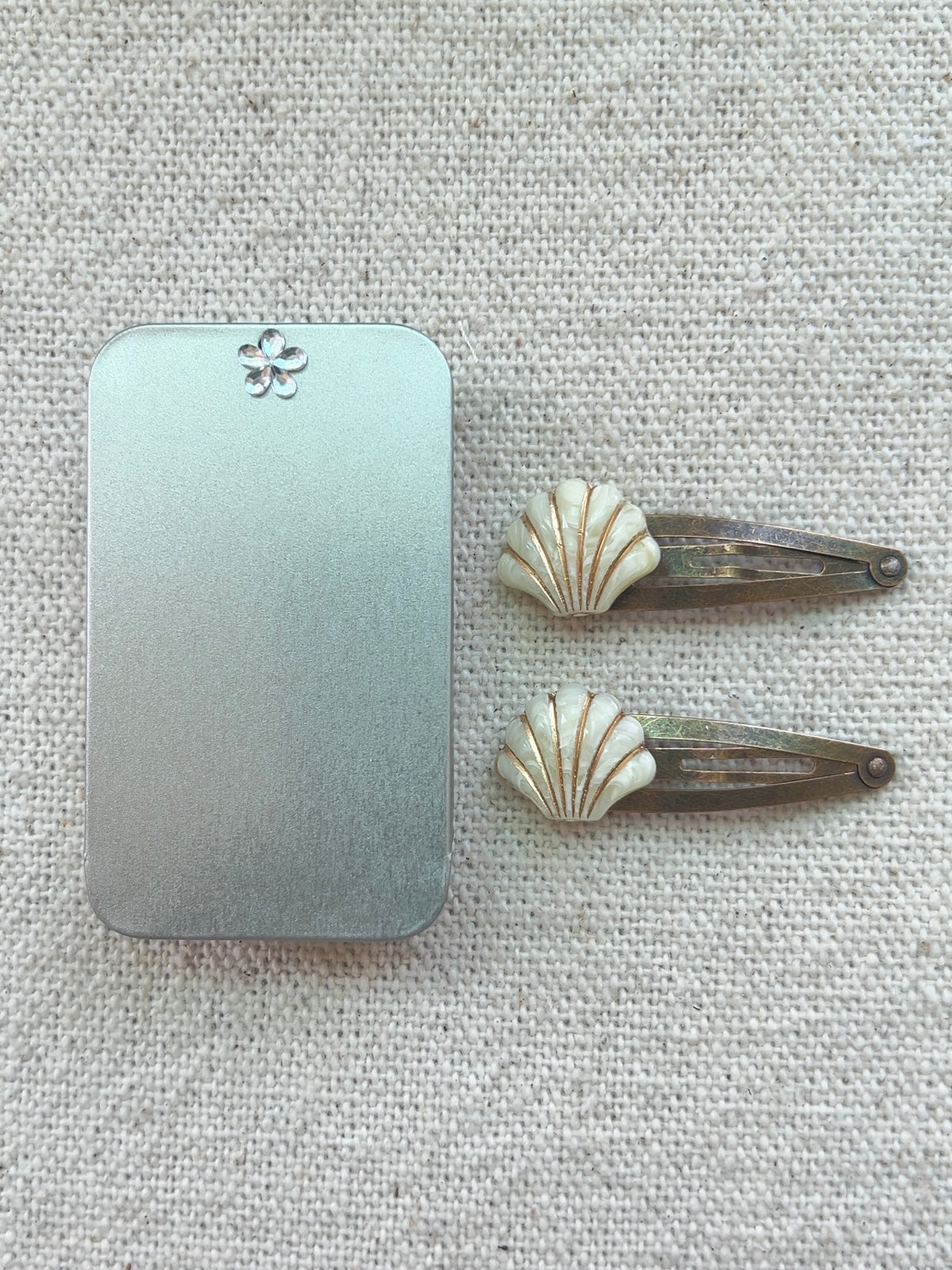 Vintage Seashell Hair Clip Set In Creamy White