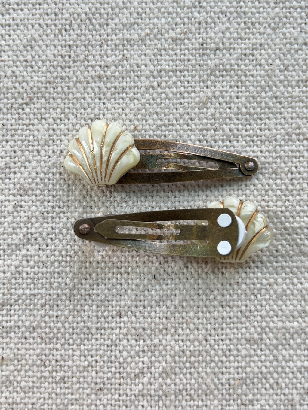 Vintage Seashell Hair Clip Set In Creamy White