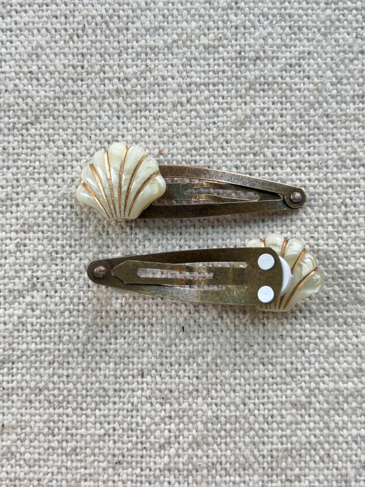 Vintage Seashell Hair Clip Set In Creamy White